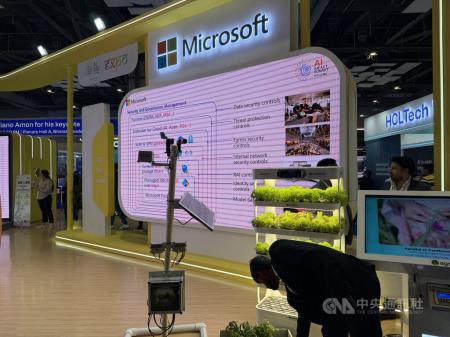 在印度進行的人工智慧影響力峰會期間，展示了許多人工智慧（AI）的應用。圖為廠商藉微軟發展符合印度所需的AI農作系統。