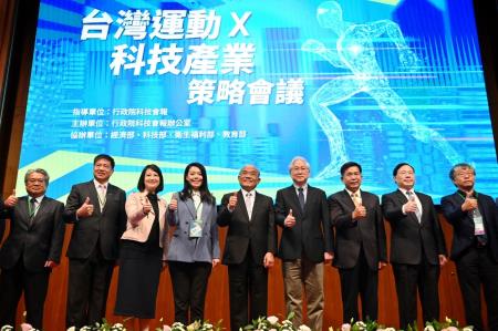 2021年11月30日行政院長蘇貞昌出席「台灣運動x科技產業策略會議」開幕式與來賓合影.jpg