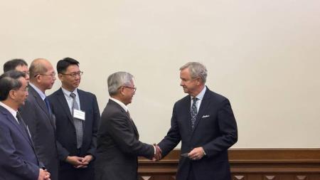 國科會主委吳誠文（右2）率團赴美國德州參訪，德州州務卿Robert Howden（右）前來致意。
