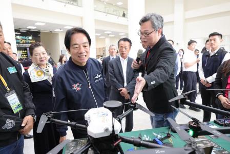 賴清德副總統今日上午前往嘉義參訪亞洲無人機AI創新應用研發中心