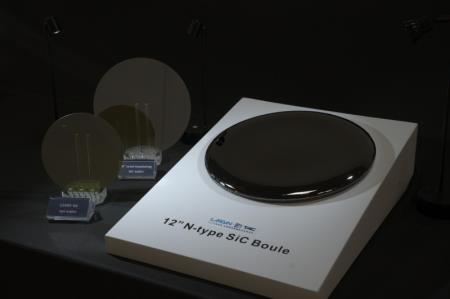 交流會展示成大晶體研究中心多項前瞻研究成果。圖為12吋N-type SiC晶錠及8吋半絕緣SiC晶圓。（成大提供）