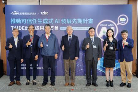 國科會舉辦「TAIDE成果發表會」，產學研界代表出席深表肯定。  (左起)人工智能張榮貴董事長、Google DeepMind紀懷新博士、中央研究院孔祥重院士、國科會吳政忠主委、國科會科技辦公室沈弘俊執行秘書、國科會科技辦公室楊佳玲副執行秘書、TAIDE計畫總召集人李育杰教授、