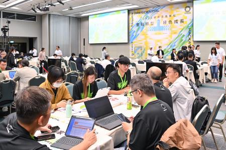 2025年10月29日行政院副院長鄭麗君出席「總統盃黑客松」工作坊