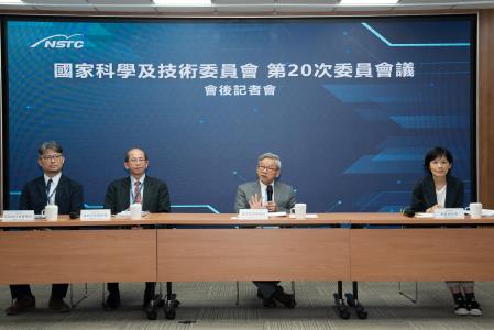 左起為國科會科技辦邱維辰副執行秘書、國科會科技辦張振豪執行秘書、國科會吳誠文主任委員及國科會前瞻處蔡妙慈處長。