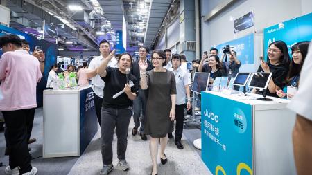 副總統參觀「2024 AI Taiwan未來商務展」