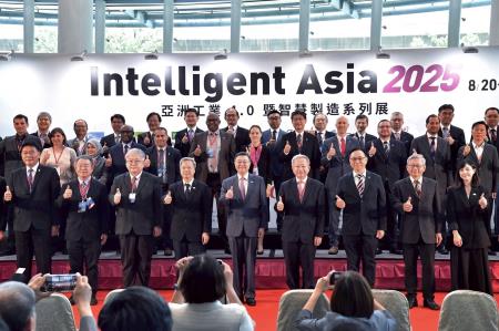 2025年8月20日行政院長卓榮泰出席「台灣機器人與智慧自動化展」、「台北國際自動化工業大展」暨同期展會聯合開幕典禮