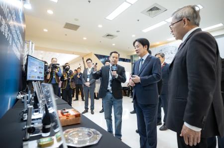 總統參觀成果展示與量子實驗室，進一步了解我國量子相關研發製程與應用