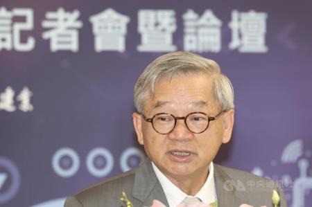 法務部3日下午在台灣高等檢察署博愛講堂舉行「打造可信任的法務主權AI－法務專屬大型語言模型啟動記者會暨論壇」，行政院政委兼國科會主委吳誠文（圖）致詞時說明打造AI的跨部會合作內容。.jpg