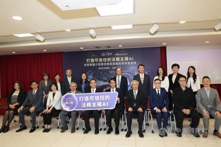 「打造可信任的法務主權AI－法務專屬大型語言模型啟動記者會暨論壇」3日在台灣高等檢察署博愛講堂舉行，法務部長鄭銘謙（前左5）、國科會主委吳誠文（前左4）、數發部長林宜敬（前右5）合影。.jpg