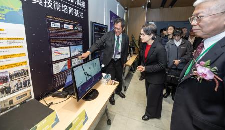 蕭美琴副總統今（20）日上午出席「B5G低軌衛星關鍵通訊模組產業人才與技術培育基地揭牌儀式」