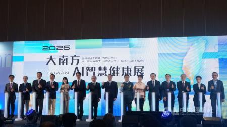 國家科學及技術委員會攜手數位發展部、衛生福利部及台南市政府等，於12、13日在大台南會展中心舉辦大南方AI智慧健康展，行政院長卓榮泰（左8）、行政院政委兼國科會主委吳誠文（左7）、數發部長林宜敬（左6）等人出席開幕式。