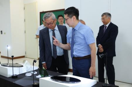 成大晶體研究中心主持人周明奇教授（右）向國科會主委吳誠文報告大尺寸晶圓產學合作成果。 成大/提供