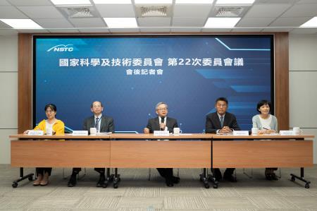 國科會吳誠文主委補充說明。台上左起為國科會科技辦劉芳梅組主任、國科會科技辦張振豪執行秘書、國科會吳誠文主任委員、經濟部中企署李冠志署長及國科會前瞻處蔡妙慈處長。
