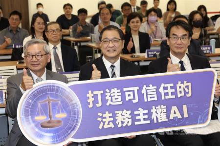 法務部3日在台灣高等檢察署博愛講堂舉行「打造可信任的法務主權AI－法務專屬大型語言模型啟動記者會暨論壇」，法務部長鄭銘謙（中）、國科會主委吳誠文（左）、數發部長林宜敬（右）出席。.jpg