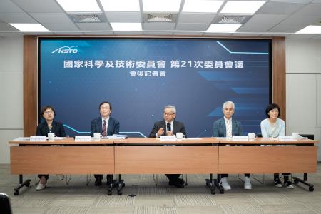 國科會吳誠文主委補充說明。台上左起為文化部王時思政務次長、衛福部莊人祥常務次長、國科會吳誠文主任委員、運動部黃啟煌政務次長及國科會前瞻處蔡妙慈處長。