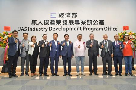2023年12月11日行政院副院長鄭文燦出席「無人機產業發展專案辦公室揭牌儀式」.jpg