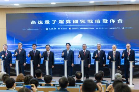 總統與貴賓一同進行量子國際隊啟航暨量子電腦次系統驗證平台啟用儀式