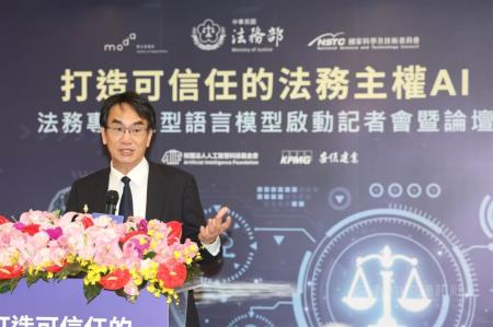 法務部3日下午在台灣高等檢察署博愛講堂舉行「打造可信任的法務主權AI－法務專屬大型語言模型啟動記者會暨論壇」，數發部長林宜敬致詞時說明AI架構。
