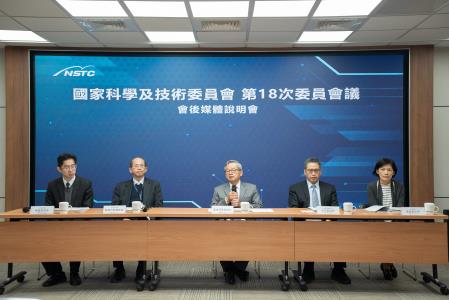 國科會今日召開第18次委員會會後說明，邀集經濟部及數位發展部一同出席，針對業務進行說明。左起經濟部產業發展署張能凱組長、國科會科技辦公室張振豪執行秘書、國科會吳誠文主任委員、數位發展部數位政府司王誠明司長、國科會前瞻處蔡妙慈處長。