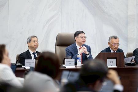 2025年7月22日行政院長卓榮泰主持行政院經濟發展委員會第2次顧問會議